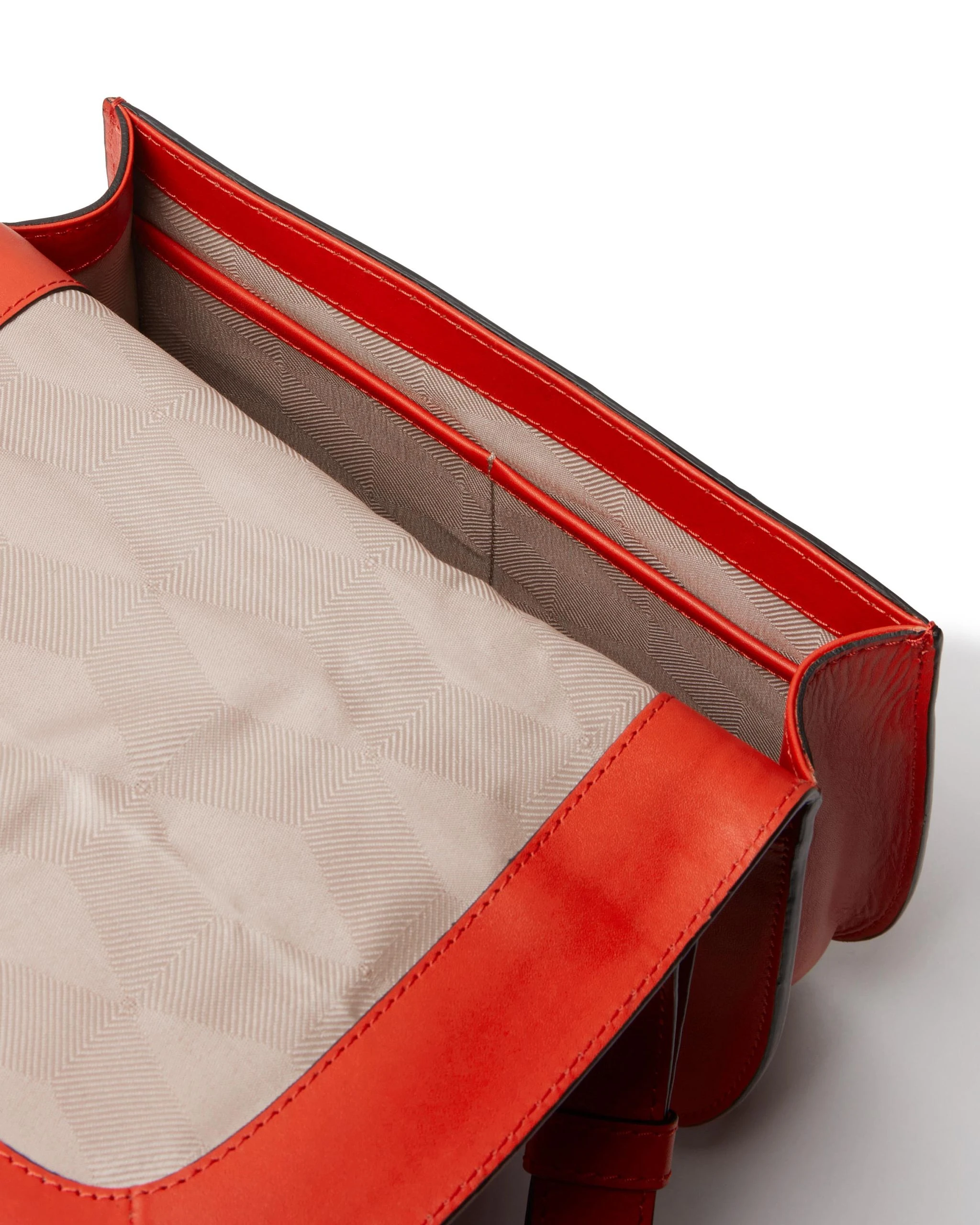 Saddler Ala (0873 Vibrant Red) 7 Saddler Ala (0873 Vibrant Red) - Bild 5