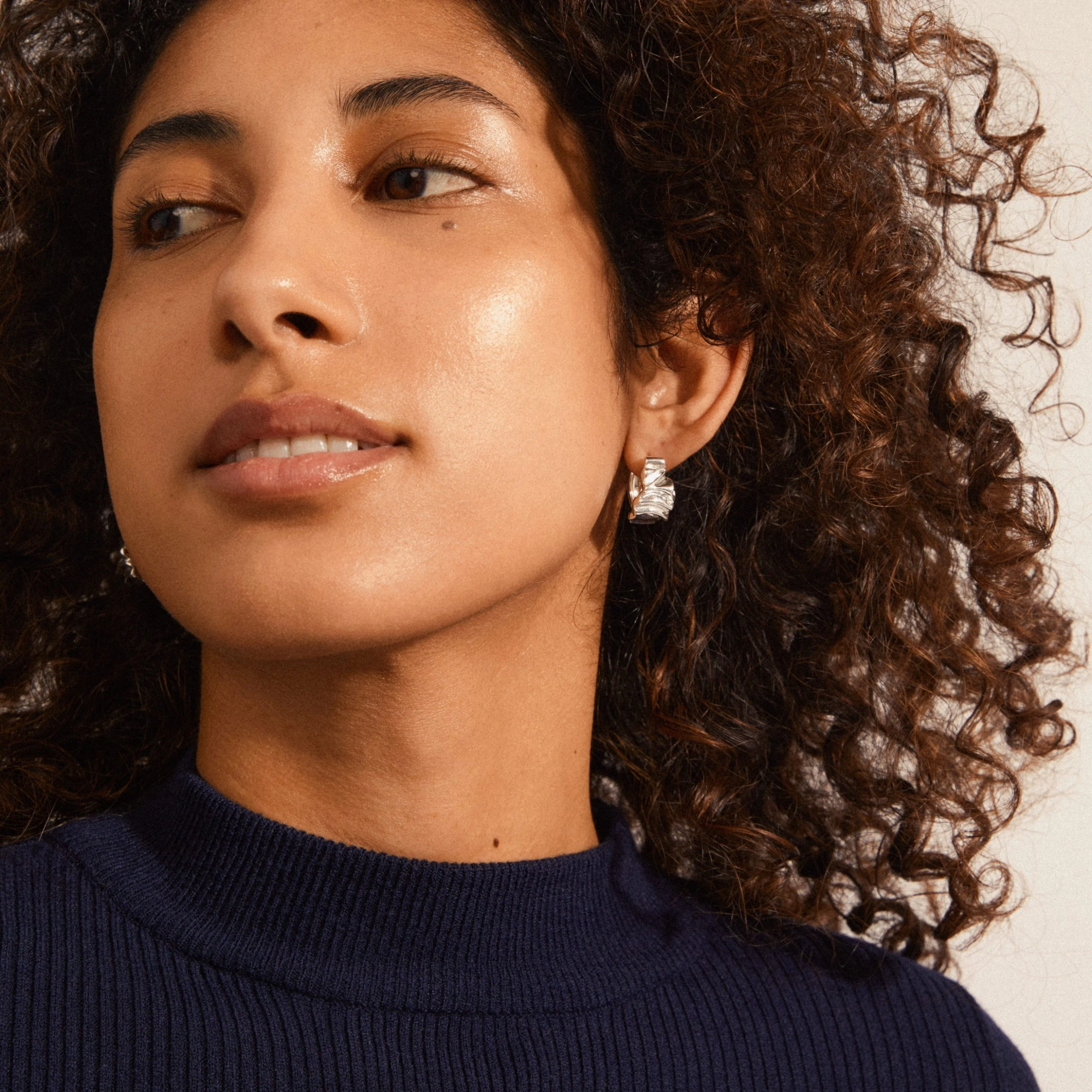 Pilgrim WILLPOWER Recycled Huggie Hoop Earrings Silver-Plated (Silver Plated) 4 Pilgrim WILLPOWER Recycled Huggie Hoop Earrings Silver-Plated (Silver Plated) - Bild 2