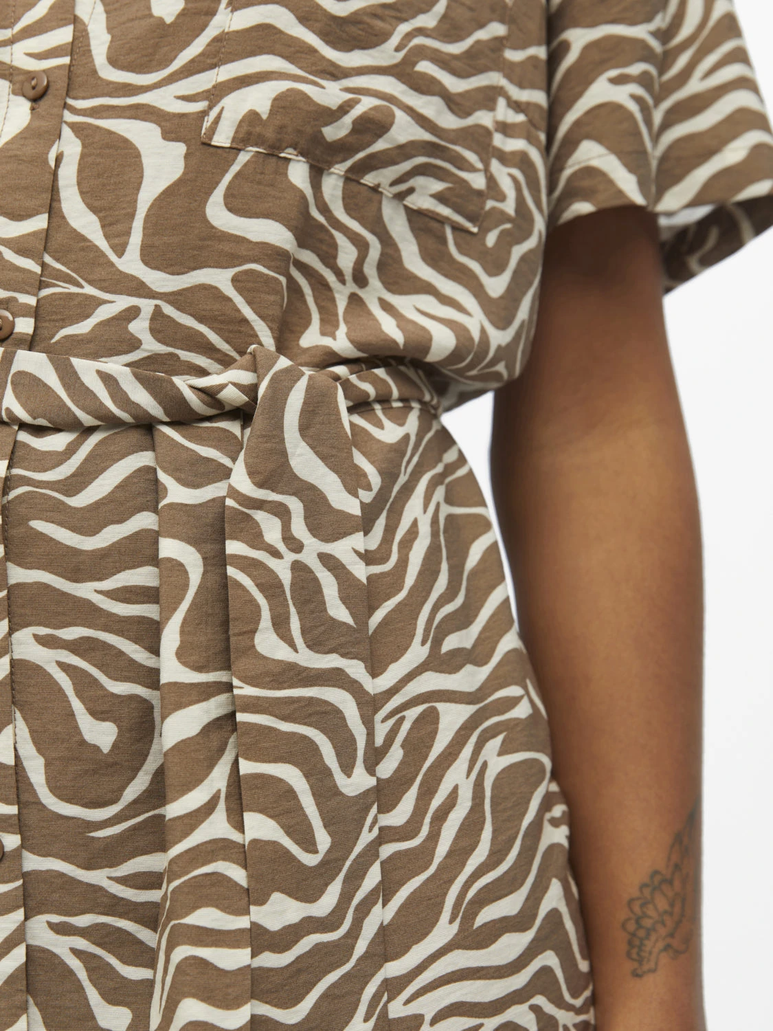 Object OBJSELINE S/S SHIRT DRESS NOOS (FOSSIL (AOP:SANDSHELL ANIMAL)) 4 Object OBJSELINE S/S SHIRT DRESS NOOS (FOSSIL (AOP:SANDSHELL ANIMAL)) - Bild 3