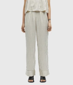 Object OBJRANDI HW STRAIGHT PANT A SP 23 (Sandshell AOP:Black) 5 Object OBJRANDI HW STRAIGHT PANT A SP 23 (Sandshell AOP:Black) -dress shop OBJRANDIHWSTRAIGHTPANTASP23 2