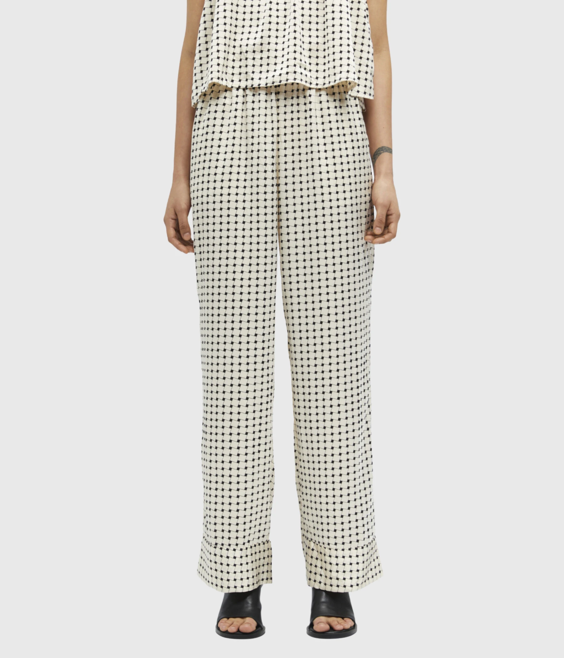 Object OBJRANDI HW STRAIGHT PANT A SP 23 (Sandshell AOP:Black) 4 Object OBJRANDI HW STRAIGHT PANT A SP 23 (Sandshell AOP:Black) - Bild 2