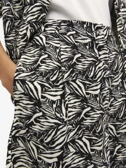 Object OBJFRIGG HW SHORTS 127 (Cloud Dancer, AOP:Graphic) -dress shop objfrigg shorts detalj